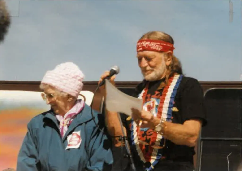 Alice Ginter and Willie Nelson