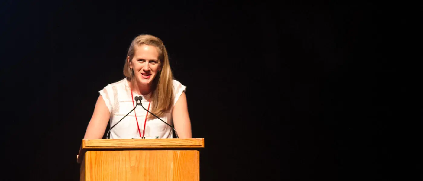 Anna Mulè speaking at lectern
