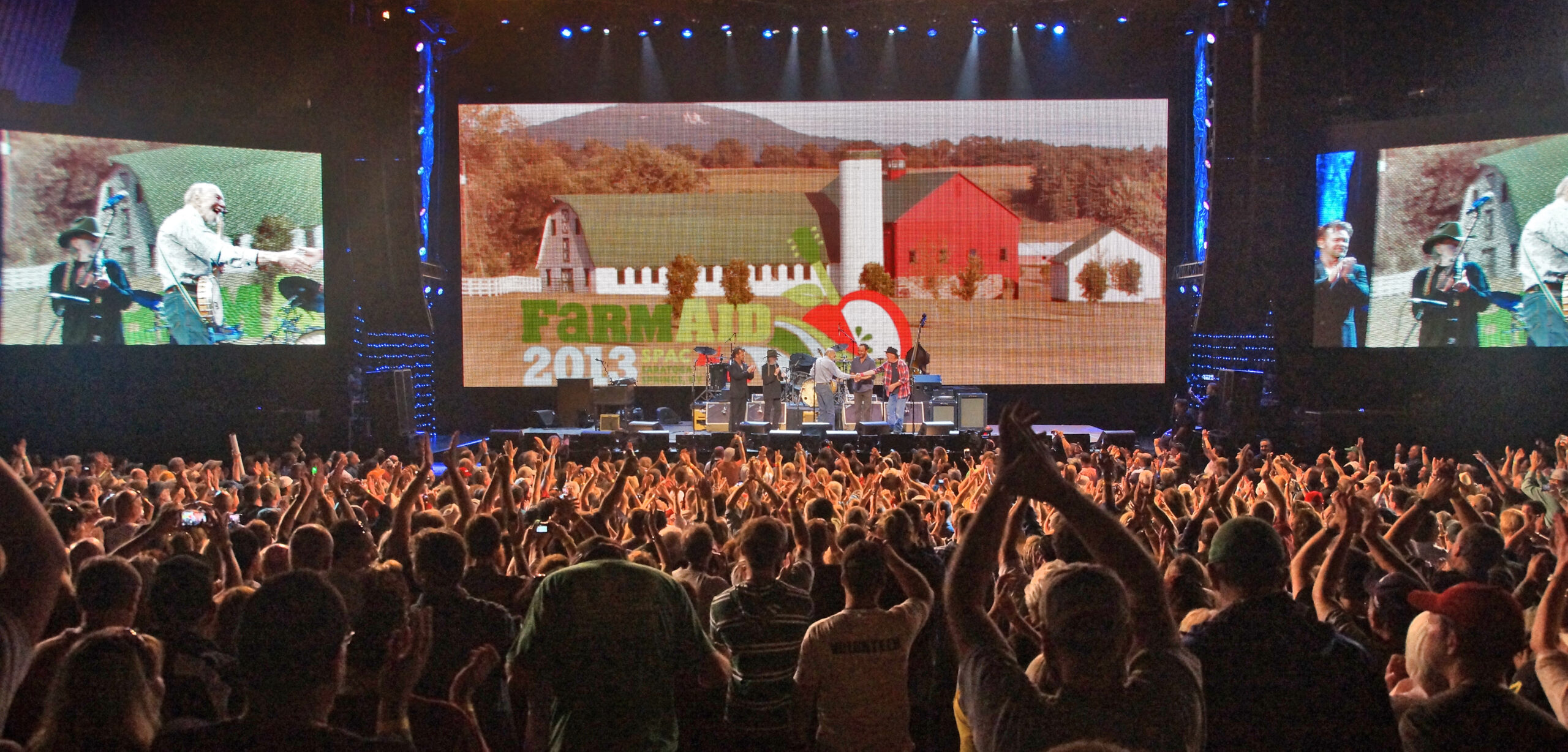 Pete Seeger at Farm Aid 2013 with crowd