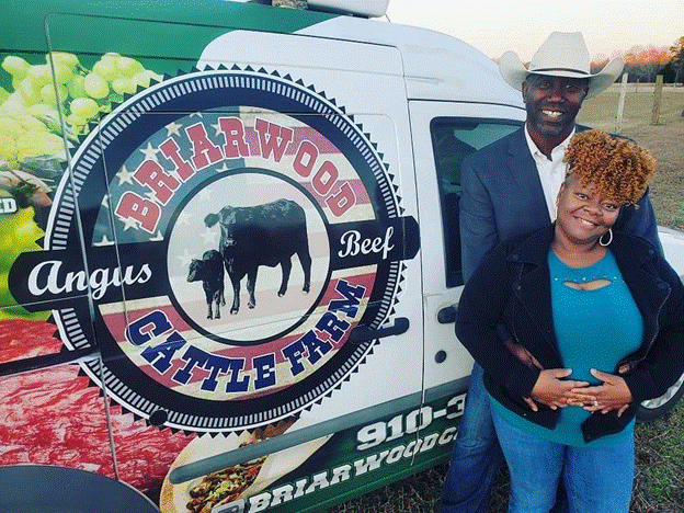 Marvin and Tanisha with the farm's delivery farm, which guarantees safe, fresh and delicious products. 